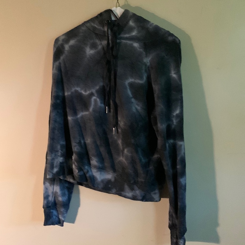 Women’s sweatshirt with hood.